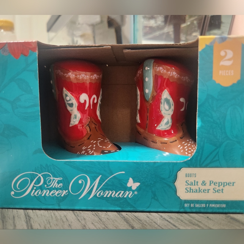 NIB Pioneer Woman Boot Salt & Pepper Shaker set
